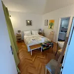 House Erin Tara Sigrid, Hvar フヴァル