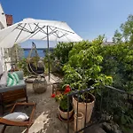 House Erin Tara Sigrid, Hvar フヴァル