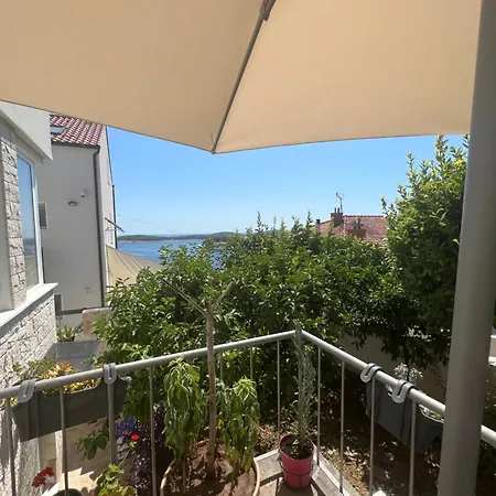 House Erin Tara Sigrid, Hvar חוואר